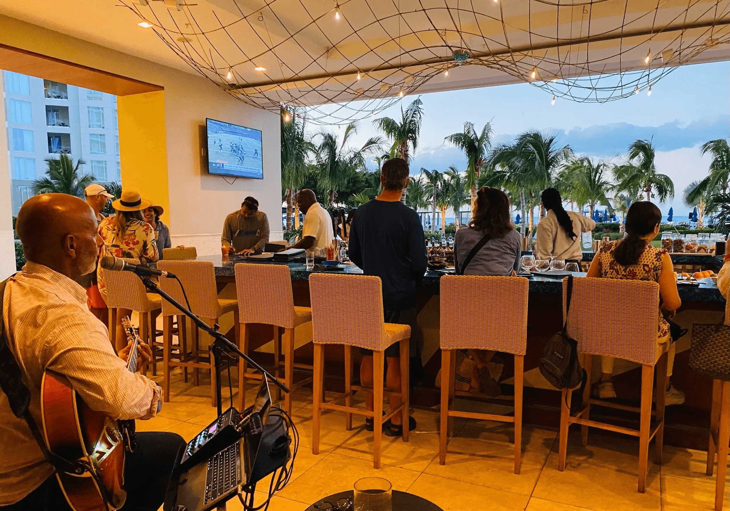 BARS & DINING
